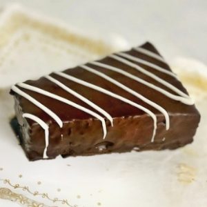 cuna bizcocho de chocolate con crema pastelera. El triángulo de chocolate más tradicional.